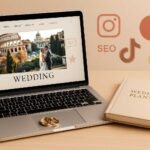 Laptop cu site de nuntă deschis, verighete aurii și planner, simboluri SEO și social media în fundal – concept wedding marketing 2025.